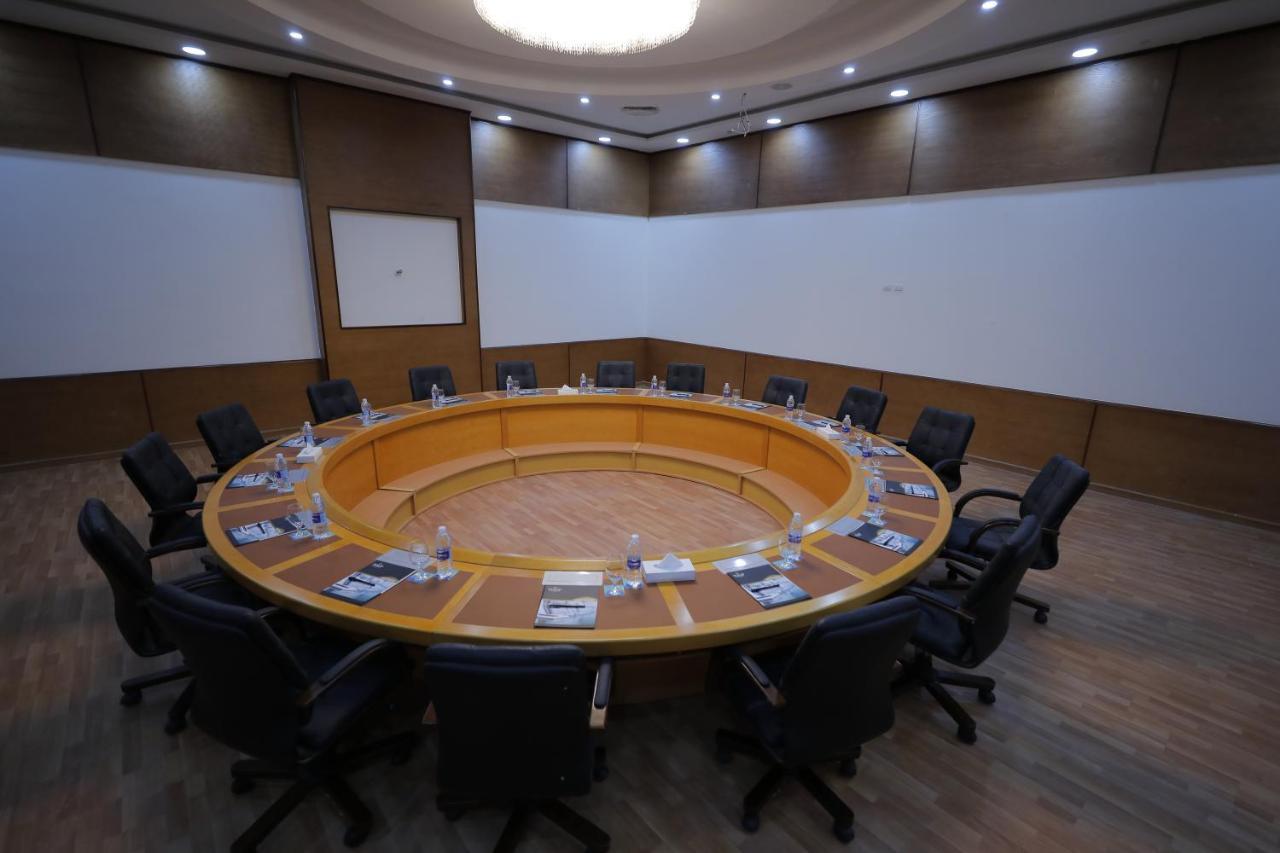Tolip Gardens Hotel ไคโร ภายนอก รูปภาพ The meeting room of the Executive Board
