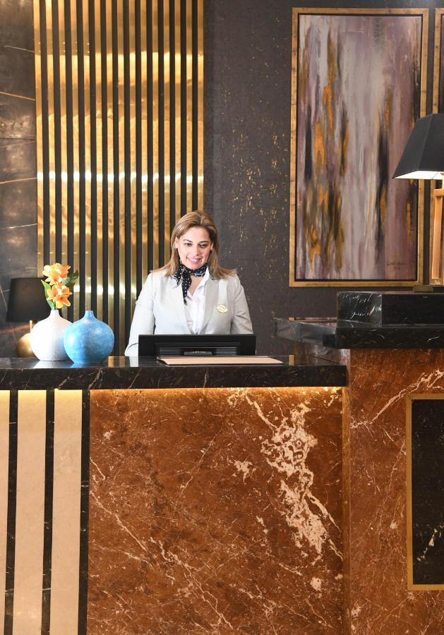 Tolip Gardens Hotel ไคโร ภายนอก รูปภาพ A hotel receptionist at the front desk