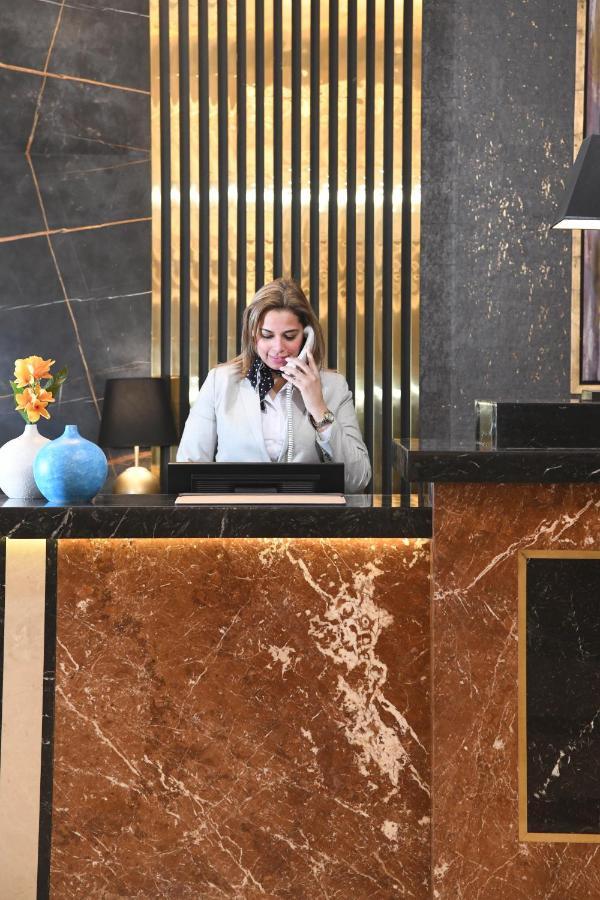 Tolip Gardens Hotel ไคโร ภายนอก รูปภาพ A hotel receptionist